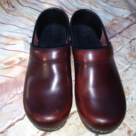 sanita slip resistant clogs